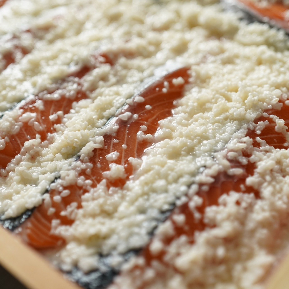 <h2>麹</h2><p>京麹の生命力が、魚を覚醒させる</p><span>生きた麹菌の力で、魚のタンパク質が旨味成分であるアミノ酸に分解。魚本来の美味しさに、お米由来の優しい甘みと深いコクが加わり、いつものお魚が驚くほど豊かな味わいに変わります。</span>